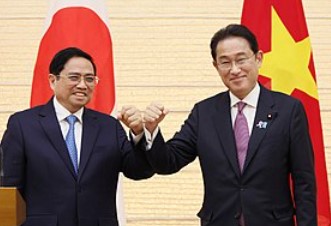 越南政府總理範明正在日本廣島出席七國集團峰會擴大會議期間，於5月21日與日本首相岸田文雄（Kishida Fumio）舉行了會談。這是首次越日高層會談在岸田文雄首相故鄉的廣島舉行，也是一年多以來範明正與岸田文雄的第五次會談。